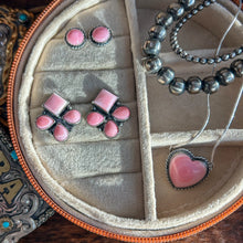 Load image into Gallery viewer, Pink Conch Heart Necklace
