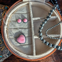 Load image into Gallery viewer, Pink Conch Heart Necklace
